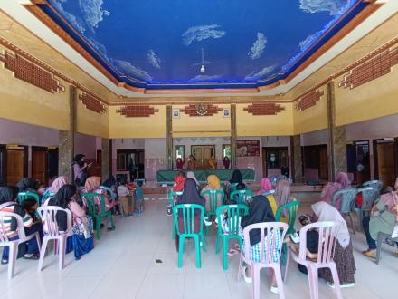 SOSIALISASI PENURUNAN STUNTING SERTA PEMBAGIAN PMT UNTUK BALITA STUNTING DESA JOHO